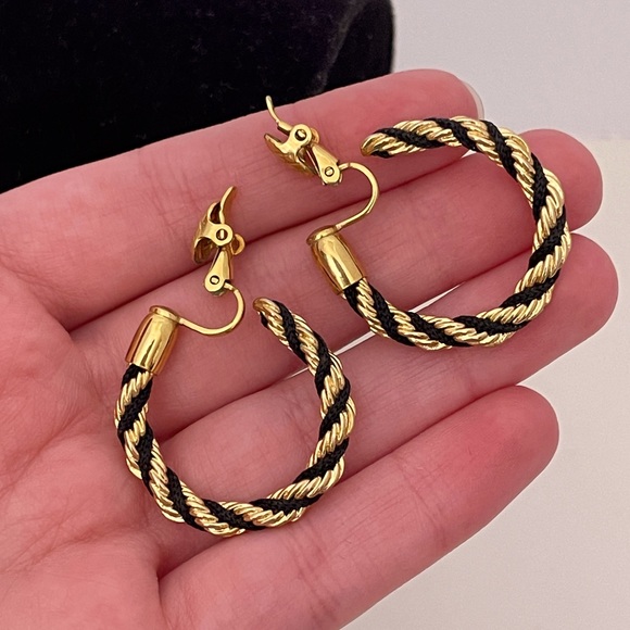 Vintage 90’s TRIFARI Gold Tone Mob Wife Streetwear Art Deco Preppy Hoop Earrings - Picture 1 of 8